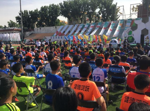 专业会员-足球让城市精彩!北京首届社区杯八人制足球赛开幕